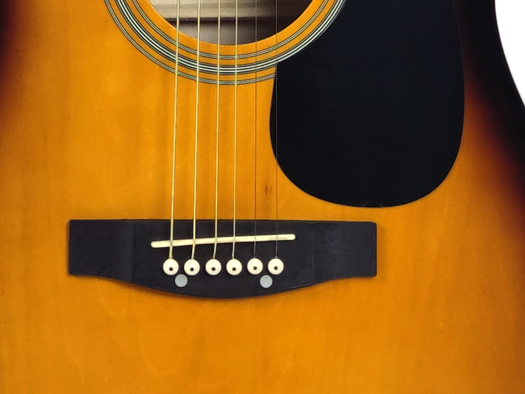 Chitarra acustica-elettrica con spalla inclinata, colore naturale